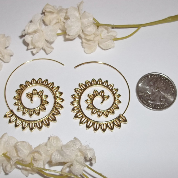 CLEARANCE! PRICE IS FIRM! Gold Huggie Hoop Earring Spiral Tribal Edgy 4718 - Picture 2 of 8